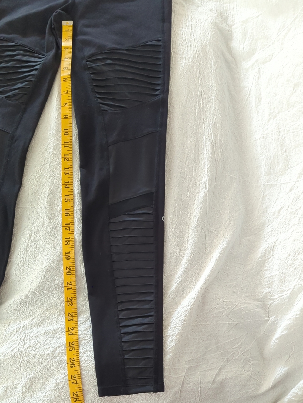 Alo Yoga Black Moto Leggings Size Medium M Mesh Details Pintuck Performance - Picture 11 of 12